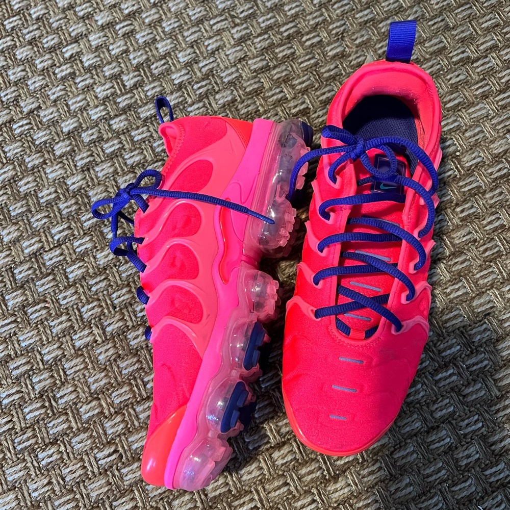 Neon hot pink nike air vapormax plus